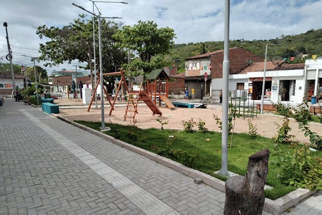 Prefeitura de Caruaru entrega Praça de Terra Vermelha