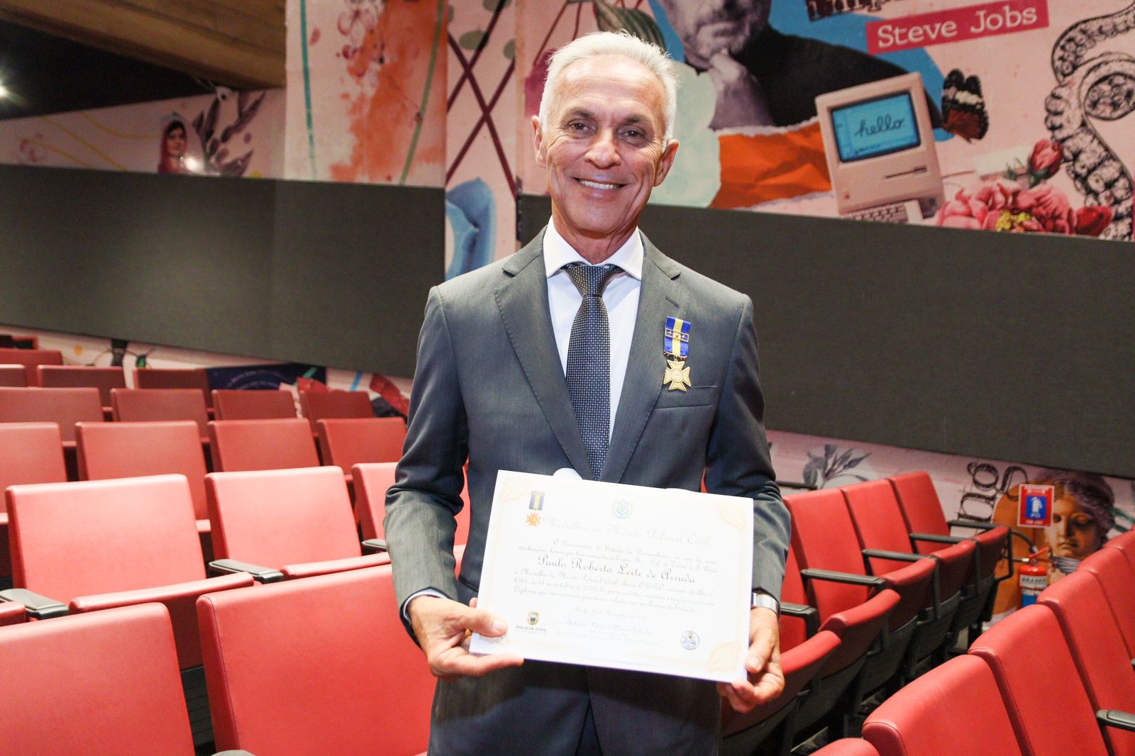 Paulo Roberto é homenageado pela Polícia Civil 