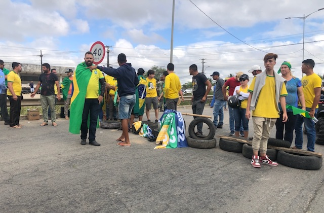Bolsonaristas oram por “liberdade” em bloqueio de rodovia