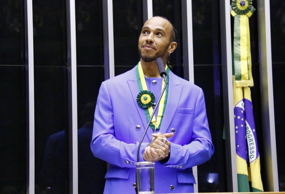 Câmara concede título de cidadão honorário a Hamilton