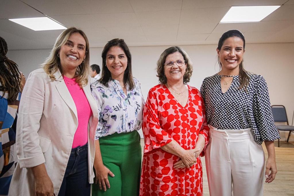 Alessandra prestigia encontro de Raquel com deputados estaduais