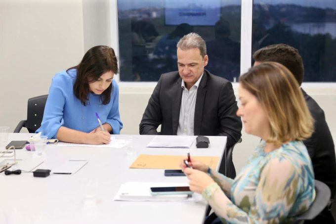 Em Pernambuco, alta da Covid e Carnaval são temas debatidos na transição