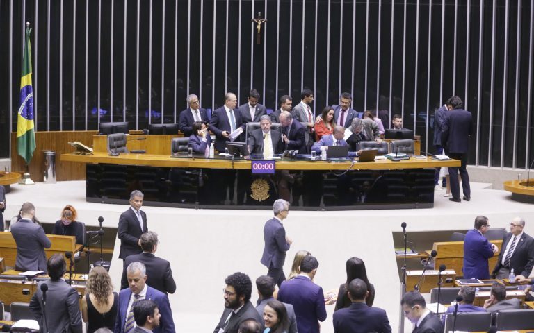 Câmara pode votar recursos para o piso da enfermagem nesta quinta (10)