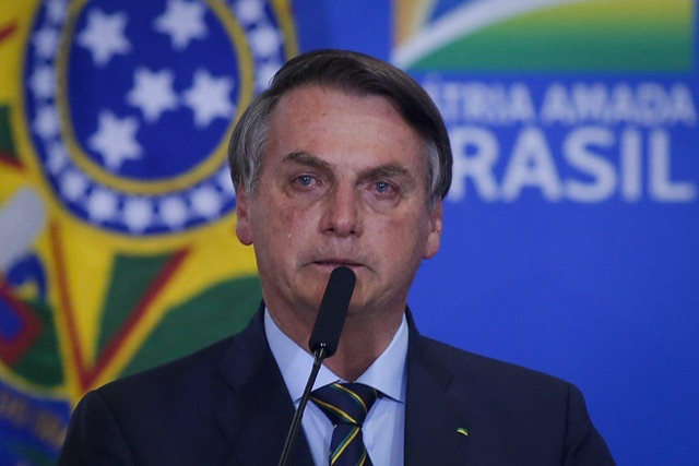 Bolsonaro chora em frente ao Alvorada, neste domingo