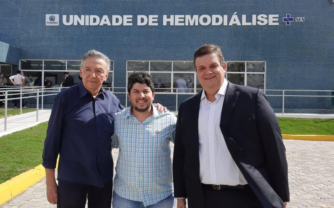 Fagner acompanha inauguração do Centro de Hemodiálise de Caruaru