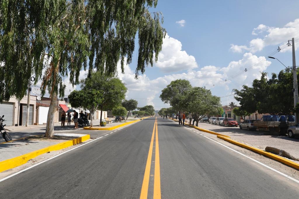 Paulo Câmara entrega três novas estradas no Agreste