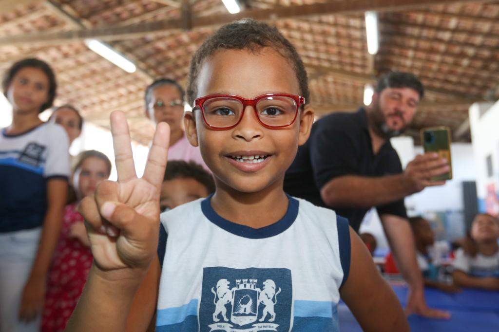 Alunos da rede municipal de Jaboatão recebem óculos gratuitos 
