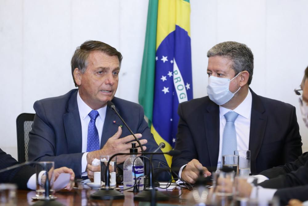 Lira concede aposentadoria a Bolsonaro; valor deve superar R$ 30 mil