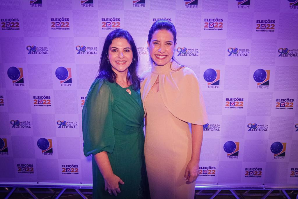 Raquel e Priscila são diplomadas pelo TRE-PE