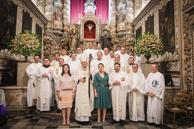Raquel e Priscila participam de missa em Ação de Graças