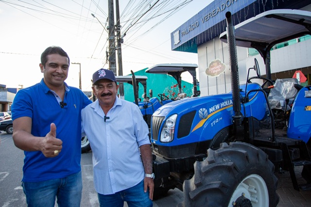 Fernando Rodolfo entrega três tratores em Lagoa do Ouro