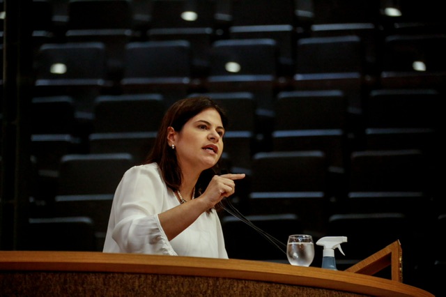 Estado rebate críticas e diz que Priscila não desceu do palanque