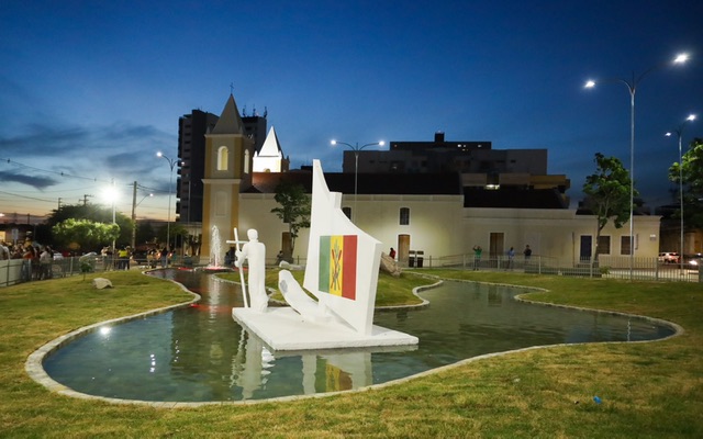 Simão entrega requalificação de praça histórica em Petrolina