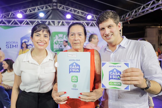 Mais 556 famílias ganham títulos de propriedade no Recife