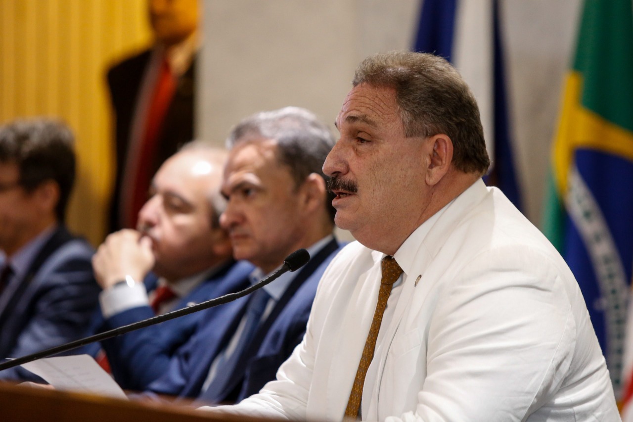 Alepe zera pauta e vota projetos em sessão extraordinária