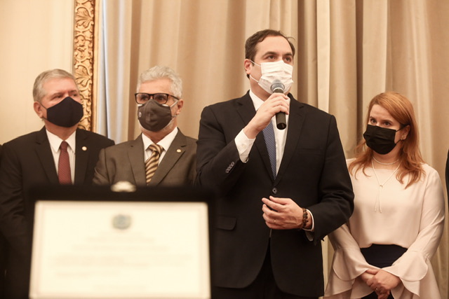 Paulo Câmara recebe homenagem do TJPE