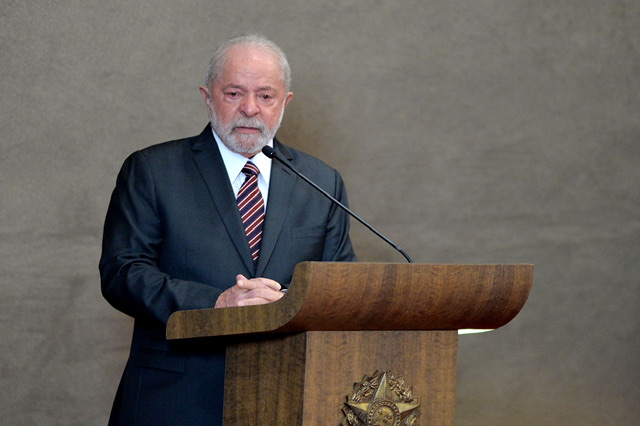 Lula se emociona ao discursar durante diplomação 