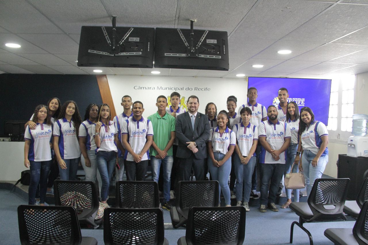 Câmara do Recife recebe jovens aprendizes
