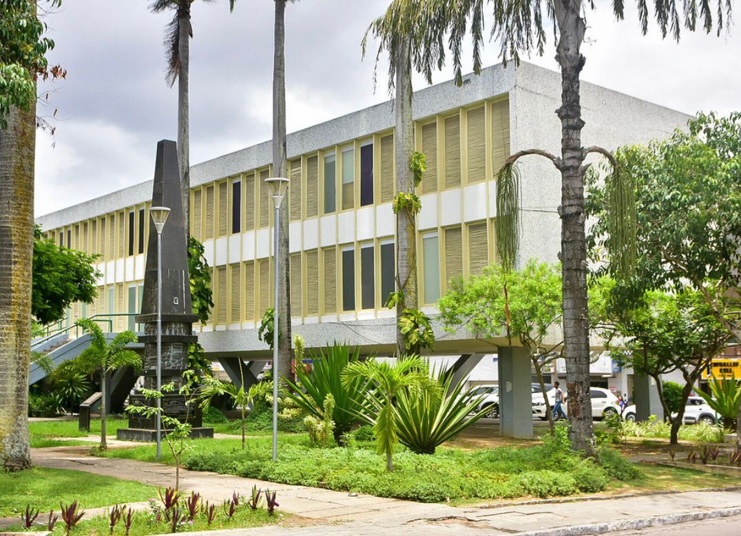 Professores de Caruaru recebem salário e férias nesta quarta