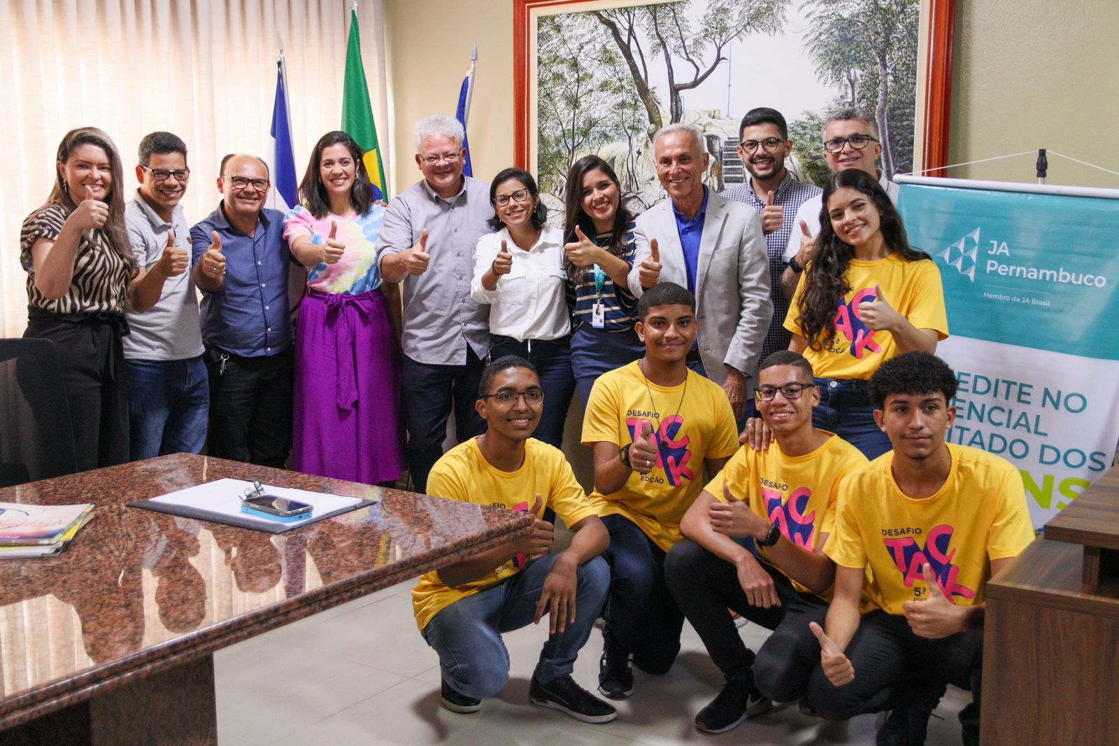 Prefeito de Vitória recebe jovens que apresentarão aplicativo nos EUA