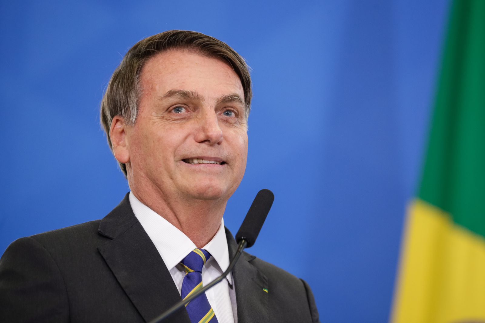 Bolsonaro se antecipa a Lula e concede reajuste do salário mínimo