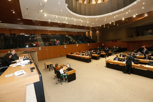 Alepe vota aumento de salário para governadora, vice, secretários e deputados