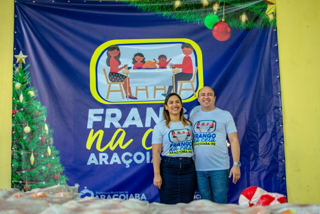 Prefeito de Araçoiaba reforça cesta natalina da população com frango
