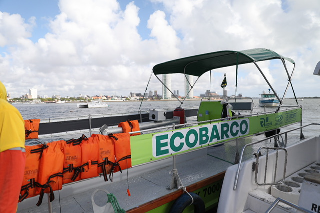 Ecobarco da Prefeitura do Recife reforça limpeza do Rio Capibaribe