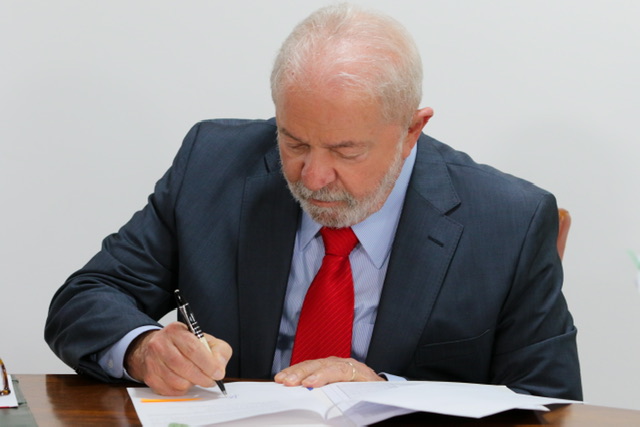 Lula exonera 10 coordenadores de saúde indígena