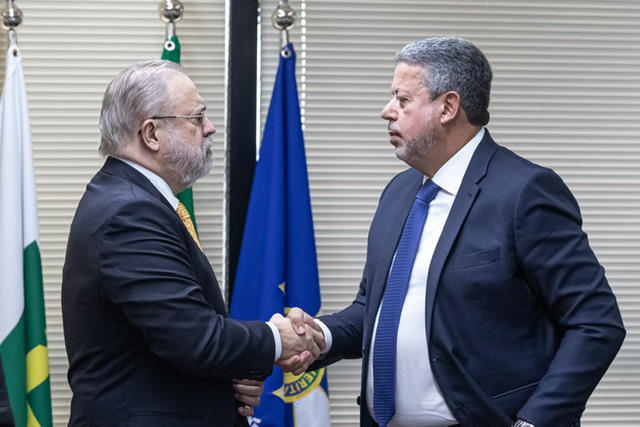 Arthur Lira entrega à PGR notícia-crime contra vândalos