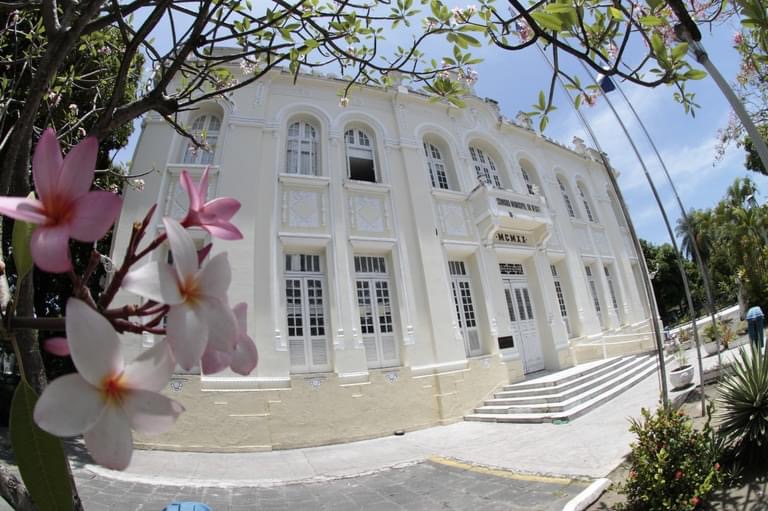 Câmara do Recife retoma trabalhos e dá posse a novos vereadores