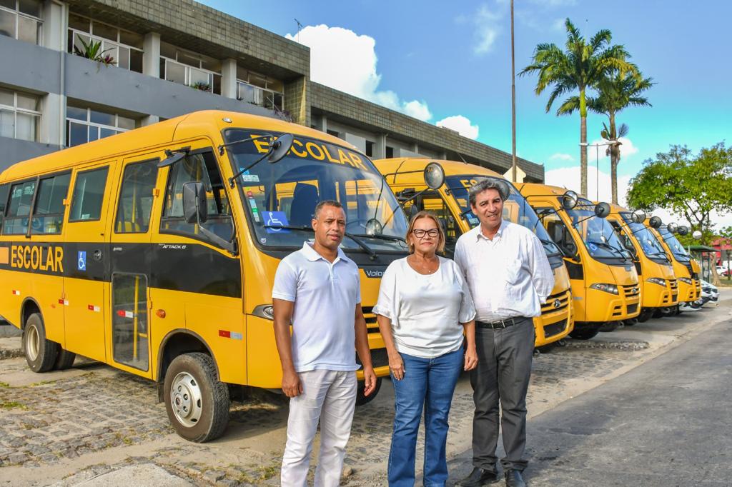 Nadegi entrega dez novos veículos para transporte escolar