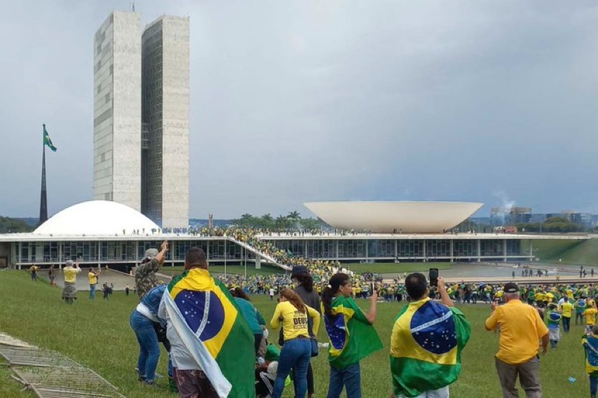 URGENTE: Bolsonaristas invadem Congresso e Planalto