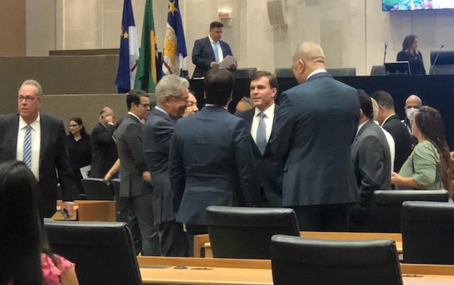 Miguel Coelho presente na posse de Raquel Lyra