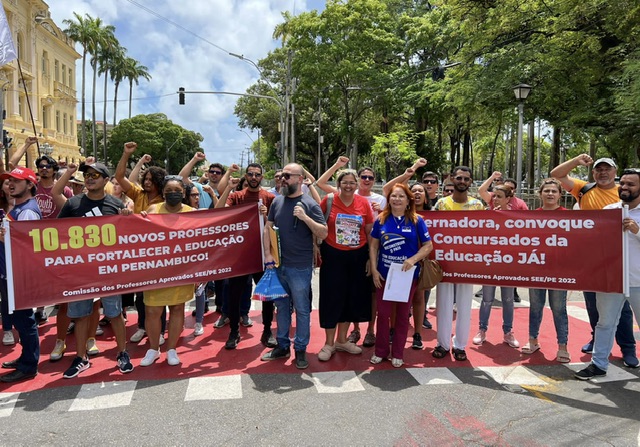 Professores cobram nomeação de 2.900 concursados 