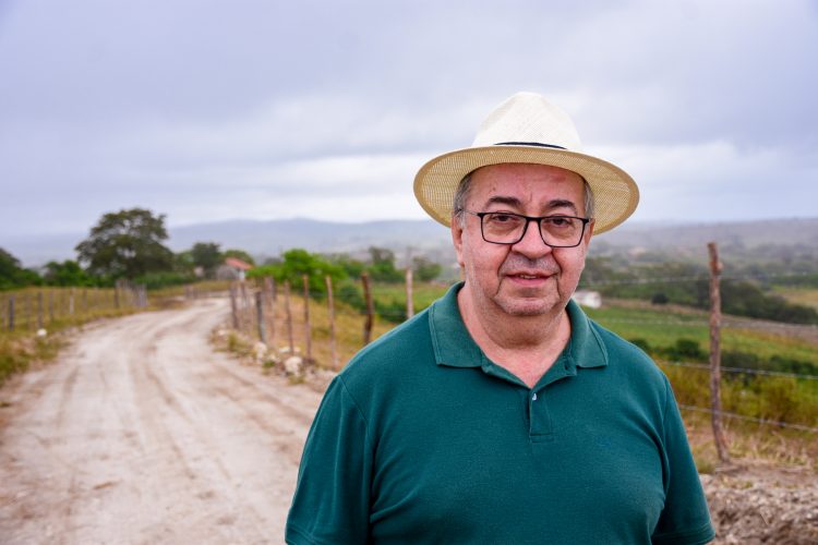 Joselito investe em recuperação de estradas da zona rural de Gravatá