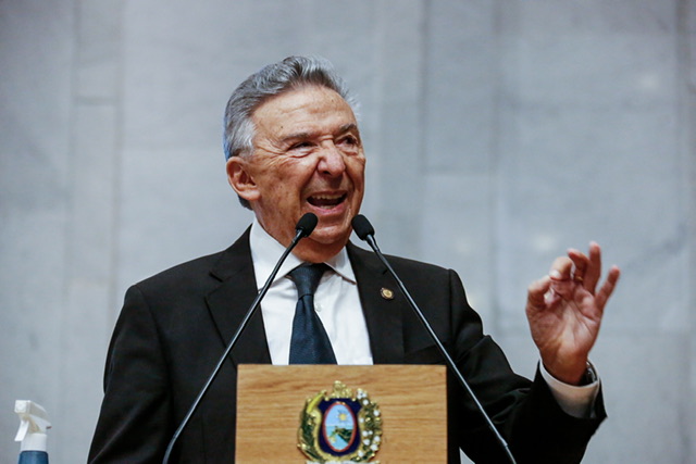 Queiroz vota contra reforma administrativa de Raquel 