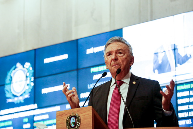 Queiroz leva falta em votação de renovação do FEEF; veja lista