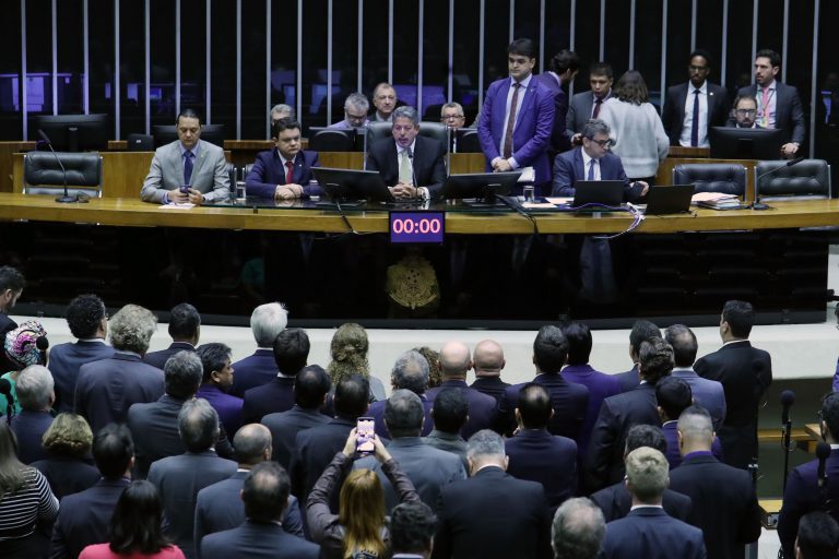 Deputados aprovam intervenção no DF