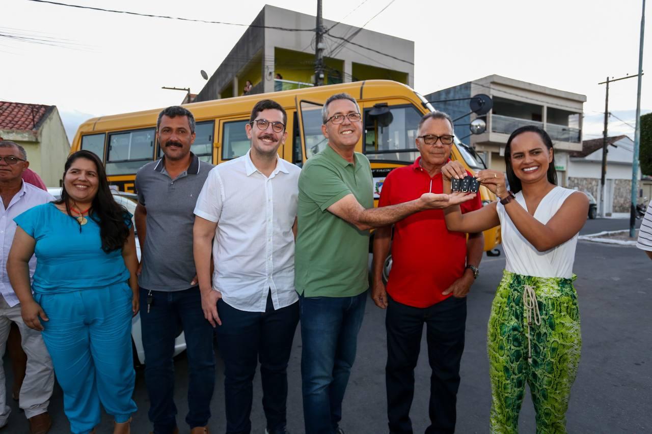Eriberto Filho participa de entrega de quatros veículos 0Km em Jurema  