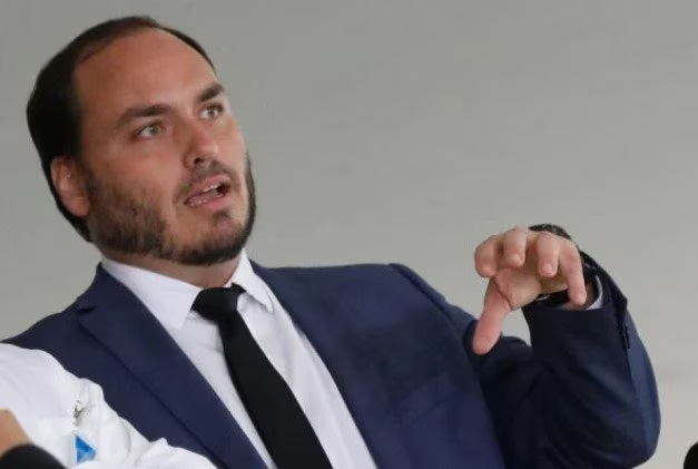 Carlos Bolsonaro após discurso de Mourão: “um bosta”