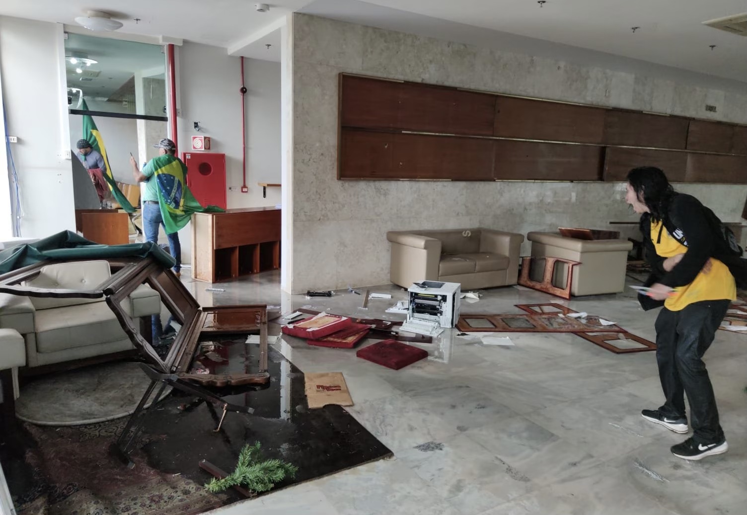 Atos golpistas: manifestantes invadem e depredam o STF