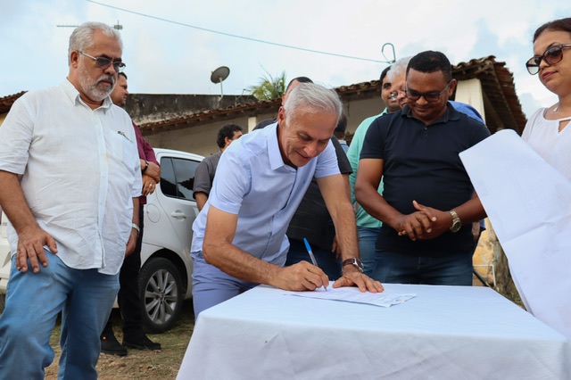 Paulo Roberto autoriza construção de nova escola em Vitória 