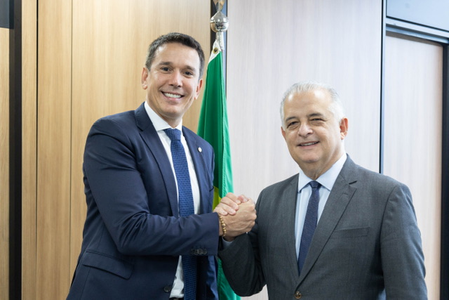 Carreras discute ampliação da malha aérea nacional 