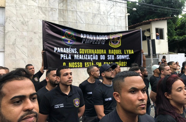 Posse de Raquel contou com protesto de aprovados na PM