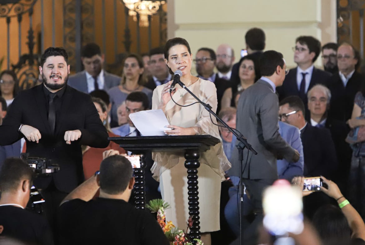 Raquel fala às mulheres e se emociona ao citar o marido