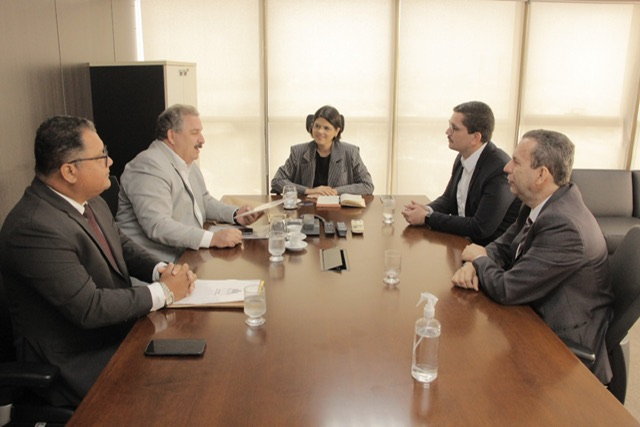 Eriberto discute prioridades para 2023 com secretária de Administração
