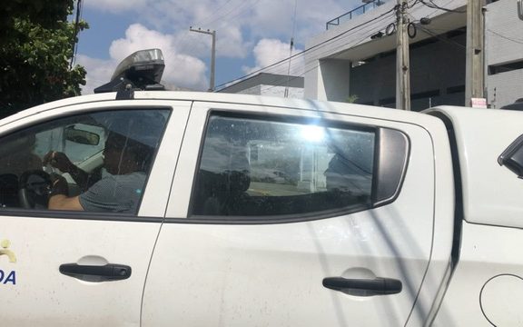 Neguinho Teixeira chega de viatura em audiência de custódia; assista