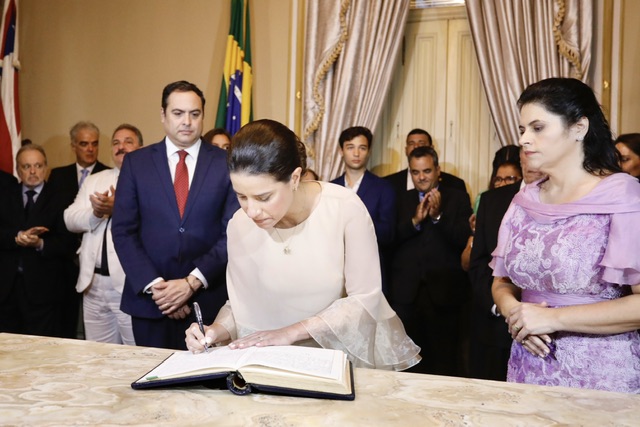 Emocionado, Paulo Câmara faz transmissão de governo para Raquel