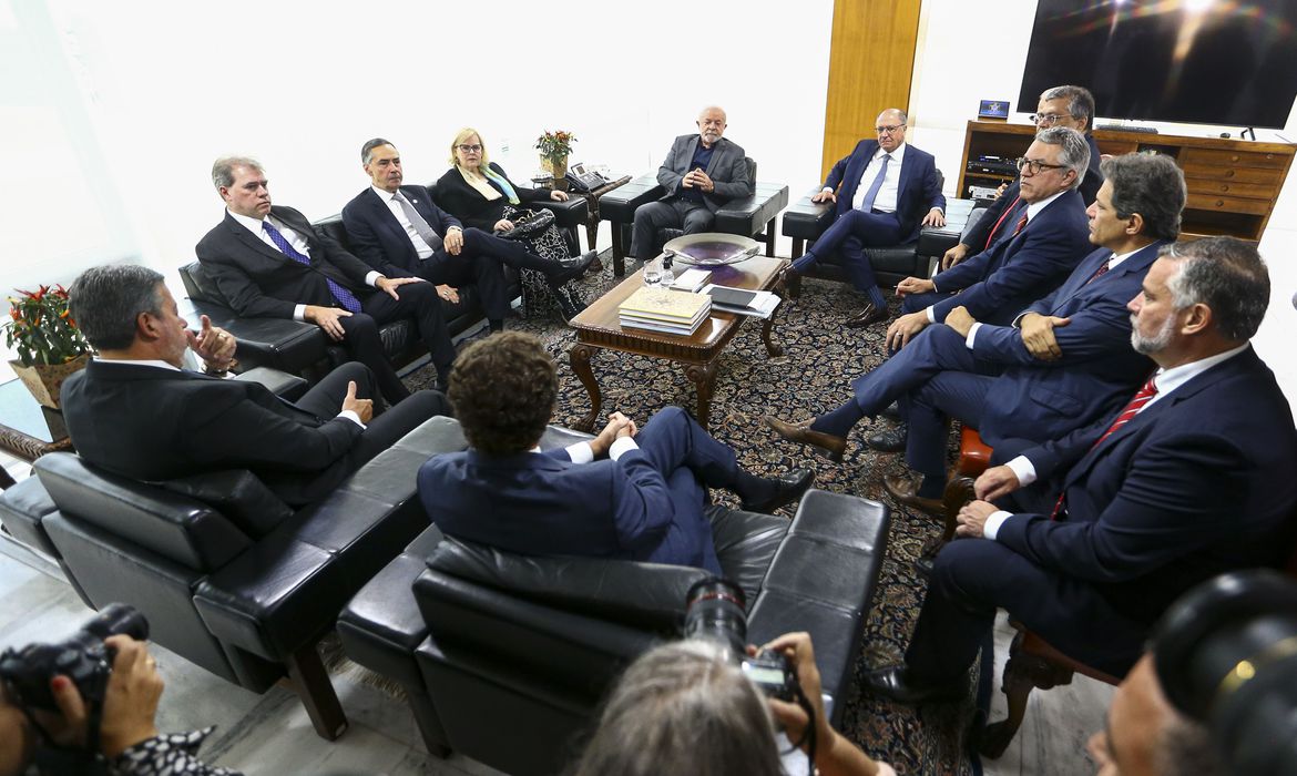 Líderes dos três poderes divulgam nota em defesa da democracia